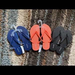 🔵🟠⚫️ NWT 3 pairs Old Navy Flip Flops